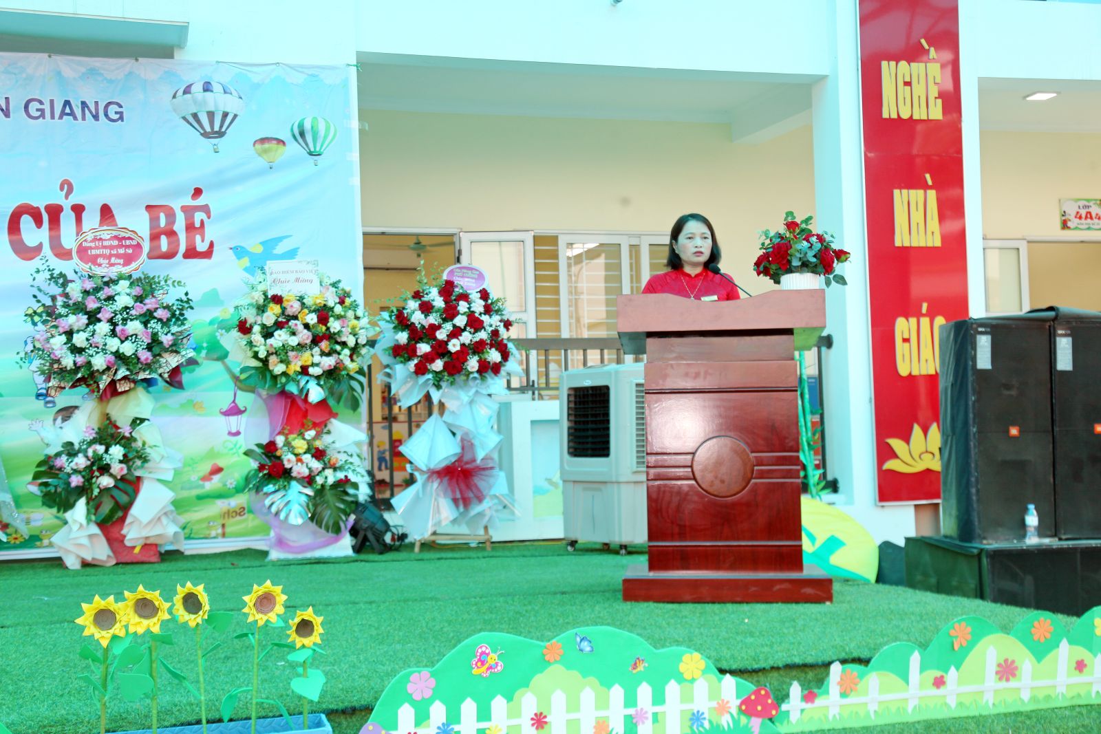 Bà Trần Thị Phượng - Bí thư chi bộ, Hiệu trưởng nhà trường lên đọc diễn văn khai giảng