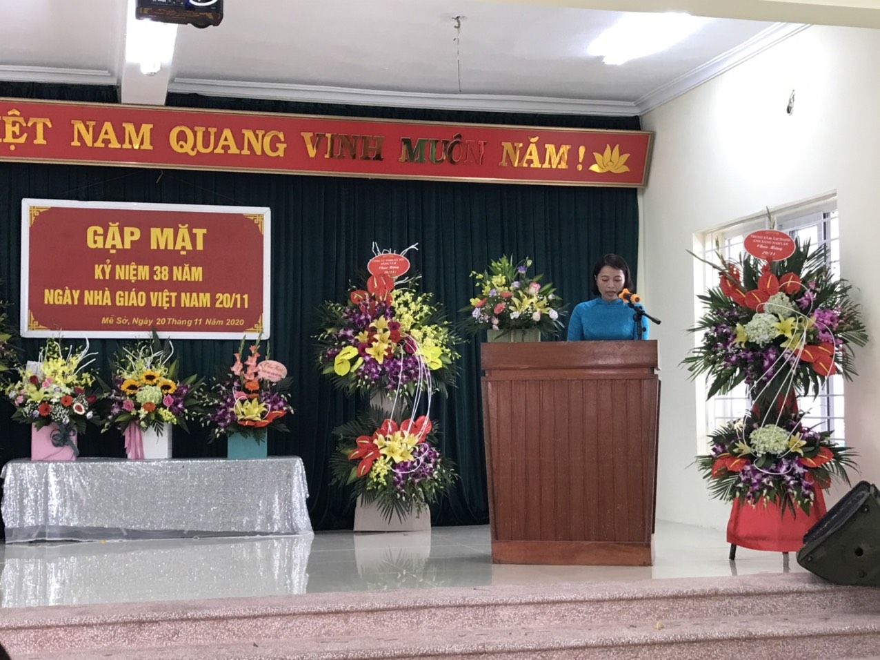 Bà Trần Thị Phượng - Hiệu trường nhà trường lên đọc diễn văn kỷ niệm