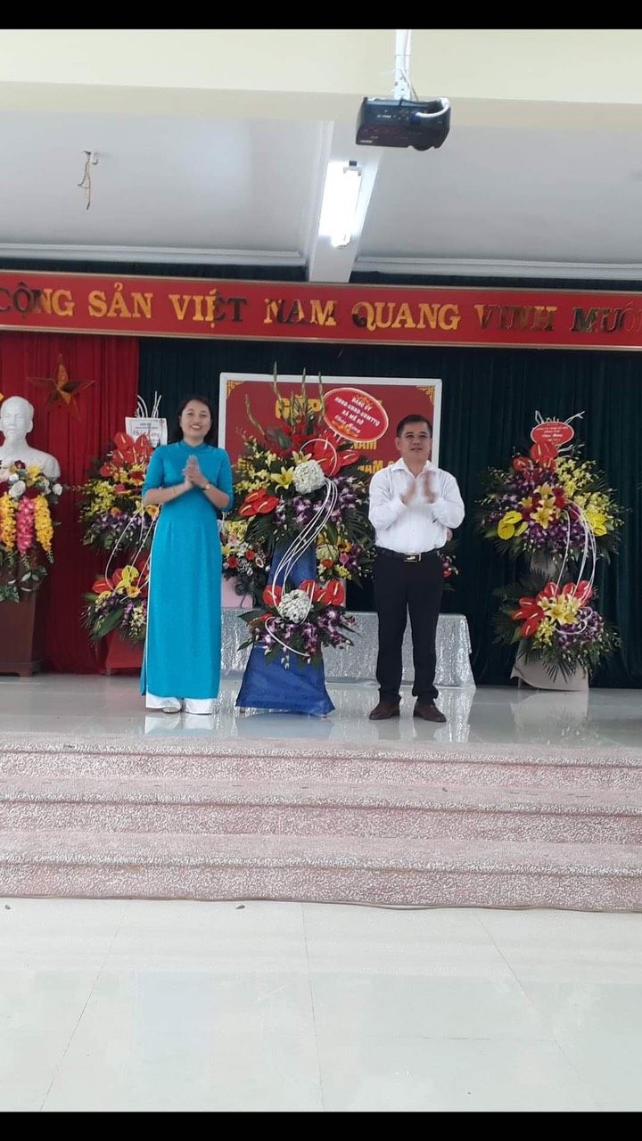 Ông Nguyễn Đông Bình - Chủ tích UBND xã lên phát biểu và tặng hoa