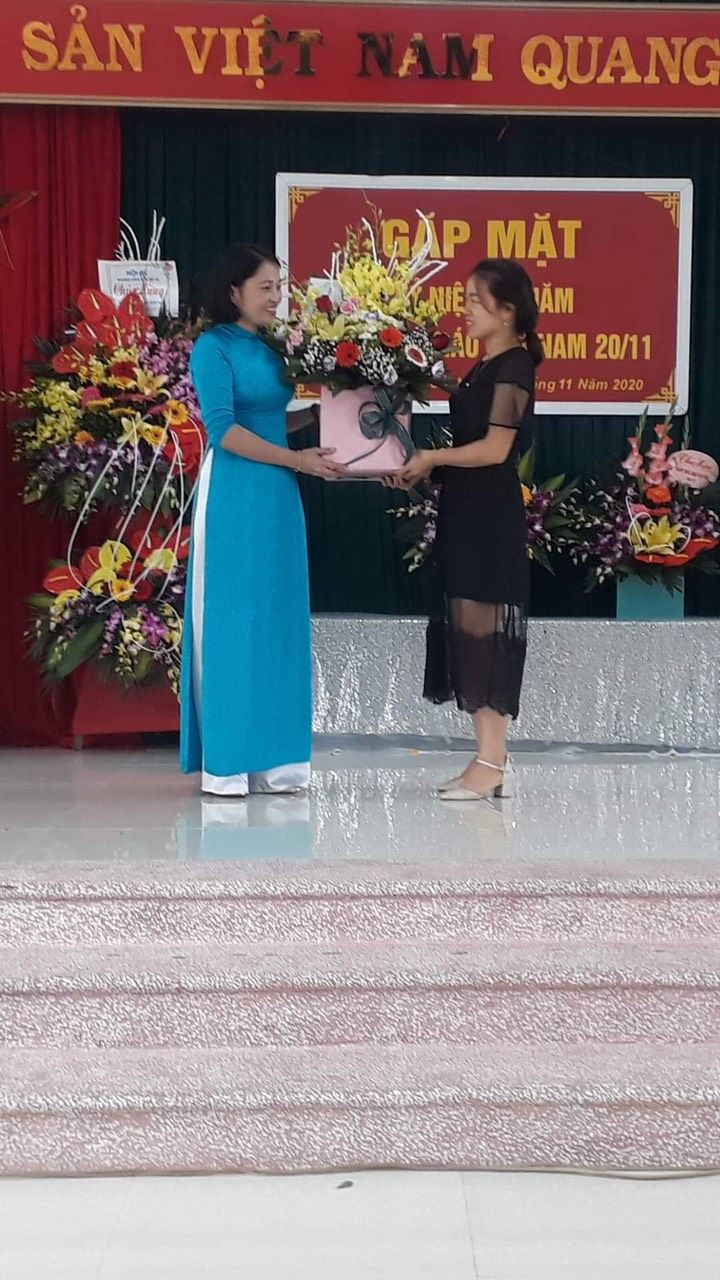 Chị Nguyễn Thu Trang - thay mặt Hội phụ huynh lên tăng hoa