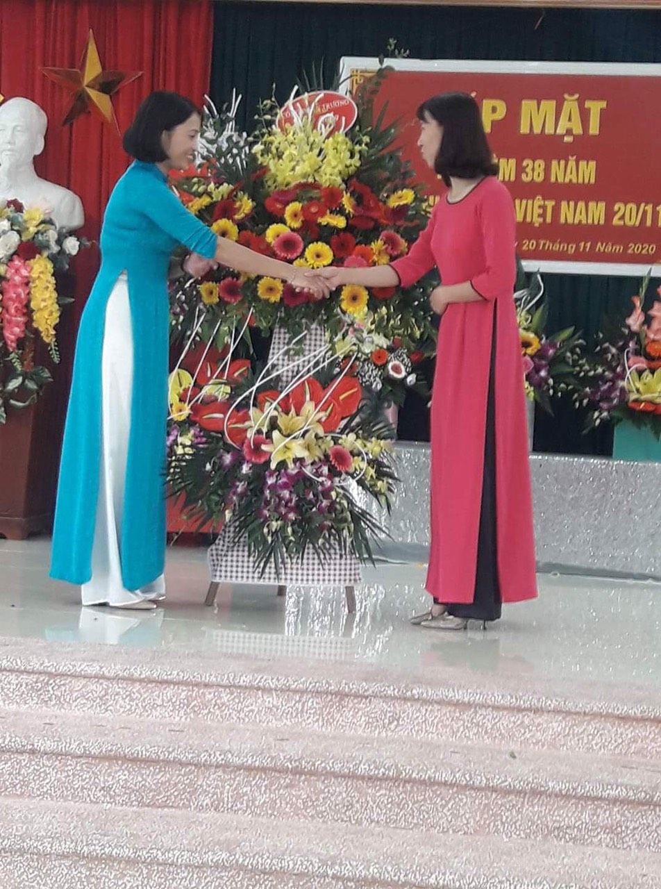 Đồng chí Lê Thị Huế - chủ tịch công đoàn lên tặng hoa